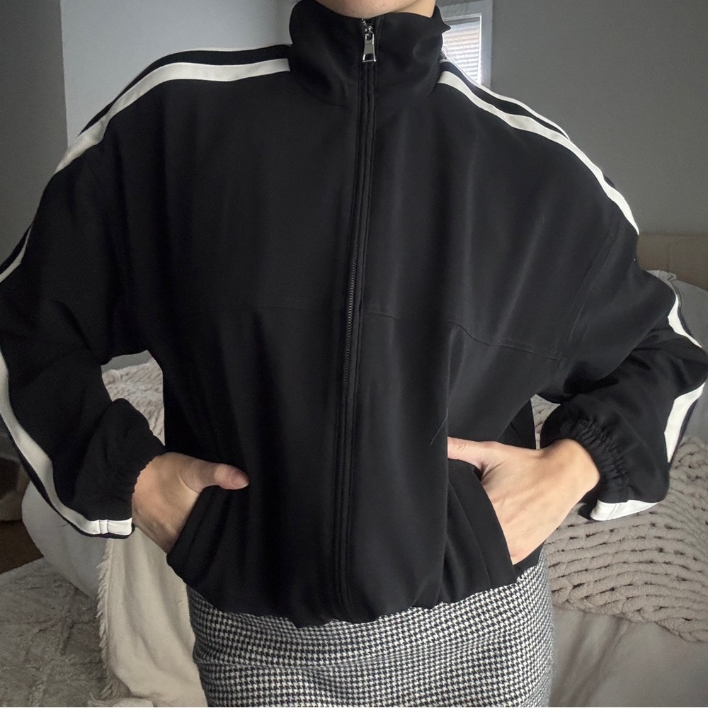 Athleta black and cream cinchable adjustable zip up track jacket